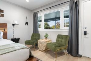 sypialnia z łóżkiem, 2 krzesłami i oknem w obiekcie The Atwell Sequoia Motel RM 8 w mieście Three Rivers