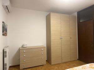 a bedroom with a dresser and a chest of drawers at AURORA GARGEN IN CENTRO in Trieste
