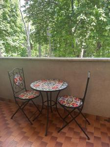 2 sillas y una mesa en un porche en AURORA GARGEN IN CENTRO, en Trieste 10 fotos más
