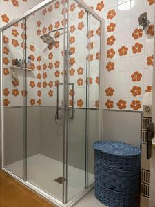 トリエステにあるAURORA GARGEN IN CENTROのバスルーム(ガラス張りのシャワー、青いスツール付)