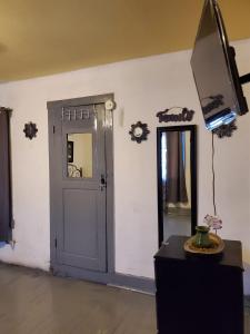 a living room with a door and a television at Casa en La zona Centro de la Ciudad in Ciudad Juárez