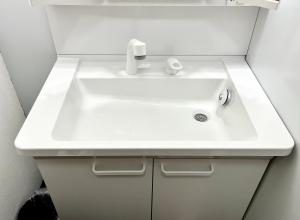 - Baño pequeño con lavabo blanco en 民泊Murakami International, en Kishiwada