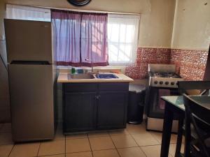 uma cozinha com um frigorífico, um lavatório e um fogão em Casa en La zona Centro de la Ciudad em Ciudad Juárez