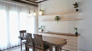 Kotalama的住宿－Villa Coco4 Malang，一间用餐室,在房间内配有桌椅