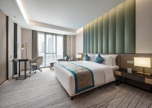 Een bed of bedden in een kamer bij Qin Huang Yong An Boutique Hotel
