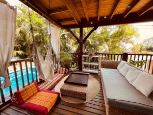 - une terrasse couverte avec un canapé, un hamac et une piscine dans l'établissement La flibuste entre lagon & volcan, à Saint-Pierre