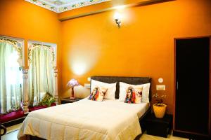 Cama ou camas em um quarto em Hotstel Udaipur