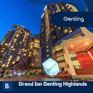 un gruppo di edifici alti in una città di notte di Grand Ion Genting Highlands a Resorts World Genting