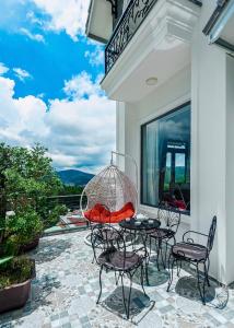 ダラットにあるSunshine Villa Dalatのパティオ(テーブル、椅子、ブランコ付)