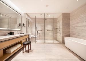 e bagno con doccia, vasca e servizi igienici. di Qin Huang Yong An Boutique Hotel a Chengdu Altre 8 foto