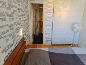 um quarto com uma cama e uma parede com escrita em Masthugget em Gotemburgo