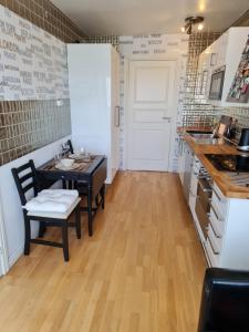 Masthugget في غوتنبرغ: مطبخ صغير مع طاولة وغرفة طعام