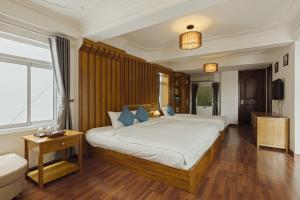 1 dormitorio con 1 cama grande y 1 sofá en Hanoi Central Park Hotel, en Hanói