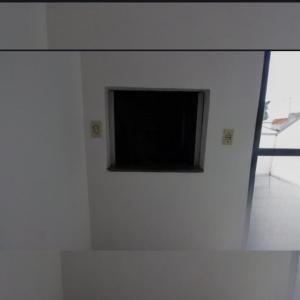 - un mur blanc avec une télévision dans la chambre dans l'établissement Triplex White em Caiobá-Matinhos-Pr a 200 mt do mar, à Matinhos