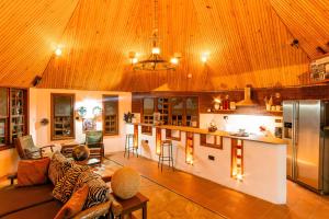 ein Wohnzimmer mit einem Sofa und einer Küche in der Unterkunft Safariland Home stay in Arusha