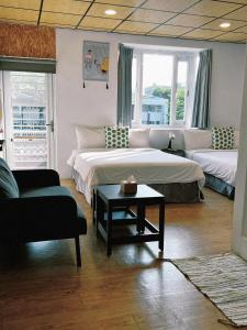 sala de estar con 2 camas y sofá en HELLO Make Yourself at Home, en Kenting