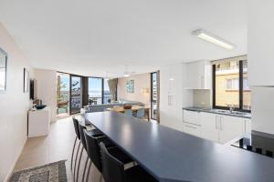 Η κουζίνα ή μικρή κουζίνα στο Eastbourne U6 80 Esplanade Golden Beach +8 φωτογραφίες