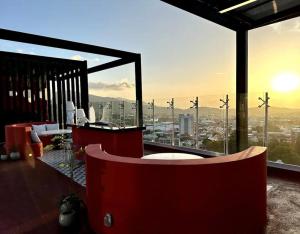 a bathroom with a view of a city at Exclusivo apartamento piso 23, Sky Garden in San José