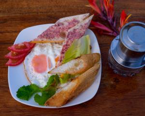 talerz śniadaniowy z jajkami i kanapką w obiekcie Then Pa village w mieście Loung Co