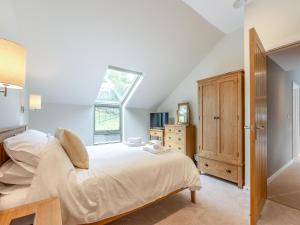 Schlafzimmer mit einem Bett und einem Fenster in der Unterkunft Property 3 - Uk44923 in Wroxall