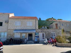ein Gebäude, in dem Motorräder geparkt sind in der Unterkunft Holiday home Linda2 - 20m from the sea in Lumbarda