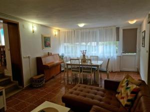 ein Wohnzimmer mit einem Sofa und einem Tisch in der Unterkunft Holiday home Linda2 - 20m from the sea in Lumbarda