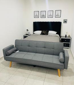 łóżko i kanapa w pokoju z łóżkiem w obiekcie InDomus Rooms w mieście Bacurimi
