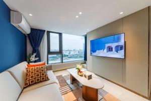 Uma televisão e/ou sistema de entretenimento em Livetour Hotel Sanxi Metro Guangzhou