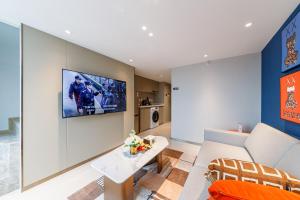 Uma televisão e/ou sistema de entretenimento em Livetour Hotel Sanxi Metro Guangzhou