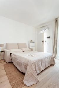 1 dormitorio blanco con 1 cama grande en una habitación en Casa Serena - Meryggiare Apartments, en Milán