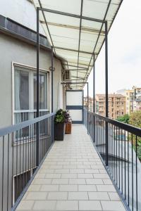 un balcón con toldo en un edificio en Casa Serena - Meryggiare Apartments, en Milán