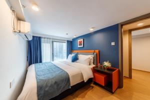 Uma cama ou camas num quarto em Livetour Hotel Sanxi Metro Guangzhou
