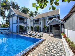 una imagen de una villa con piscina en LuangPrabang Pearl Hotel en Luang Prabang