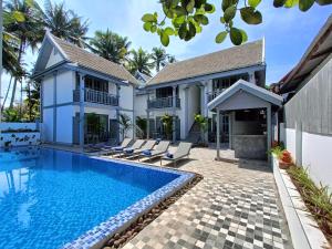 uma imagem de uma villa com piscina em LuangPrabang Pearl Hotel em Luang Prabang