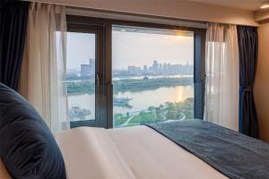 Uma cama ou camas num quarto em Livetour Hotel Sanxi Metro Guangzhou