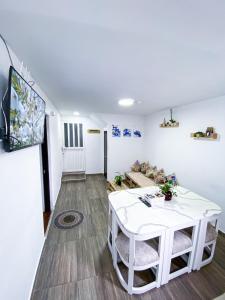 sala de estar con mesa blanca y sofá en Acogedor apartamento cerca al movistar arena, en Bogotá