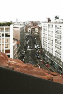 Una vista aérea de una calle de la ciudad con edificios. en ComeCasa Attic 5 min walk from Duomo, en Milán 54 fotos más