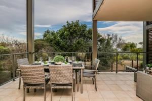 un comedor al aire libre con mesa y sillas en Loka 7 beachfront apartment, en Agnes Water