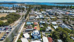 une vue aérienne sur une ville avec un parking dans l'établissement Sandhurst - oceanstays, à Yamba