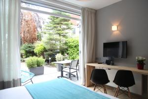 TV a/nebo společenská místnost v ubytování Alp de Veenen Hotel