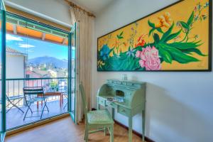Zimmer mit Schreibtisch und Wandgemälde in der Unterkunft La Casa di Guido Hiking Skiing And Lakes - Happy Rentals in Trontano