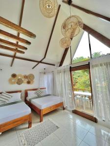 Postel nebo postele na pokoji v ubytování Casa Maria at Bigang Munti