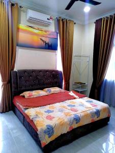 1 dormitorio con 1 cama con una pintura en la pared en FIYA ViLA HOMESTAY, en Ketereh