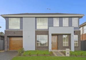 Φωτογραφία από το άλμπουμ του Luxury 5 Bedrooms Schofields Home + Back yard σε Schofields