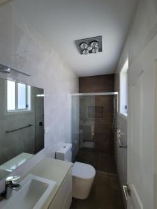 Φωτογραφία από το άλμπουμ του Luxury 5 Bedrooms Schofields Home + Back yard σε Schofields