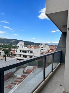 een balkon met uitzicht op de stad bij Locación Jujuy in San Salvador de Jujuy