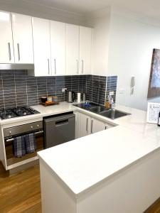 A kitchen or kitchenette at Lovely 2 bedroom apartment with city views