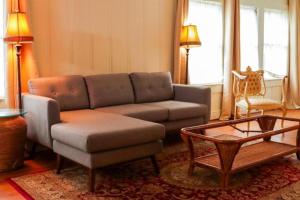 ein Wohnzimmer mit einem Sofa und einem Couchtisch in der Unterkunft Third St House in Lafayette