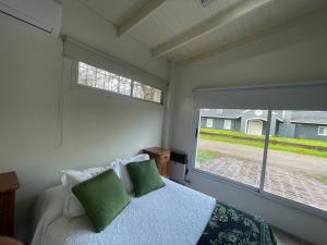 1 dormitorio con cama y ventana grande en Casa Country Golf Club, Pagos en USD en Gualeguaychú