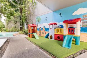 - Zona de juegos infantil con piscina y parque infantil en Diamond Condo by VС, en Bang Tao Beach